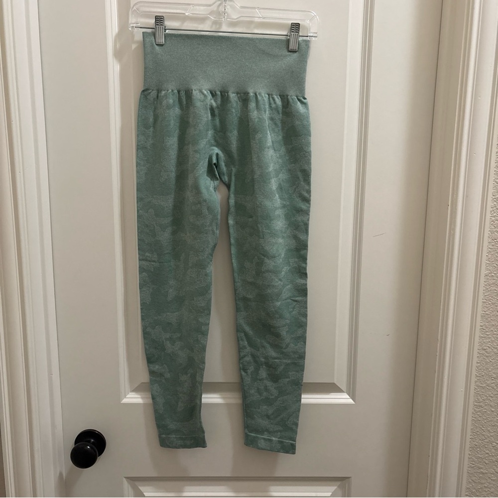 NVGTN Camo Seamless Athletic Leggings Light Green Womens M Yoga Workout Pants